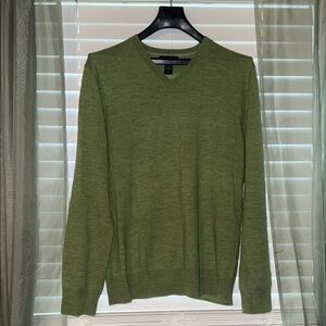 Men’s Banana Republic sage green wool v neck dress sweater size Medium